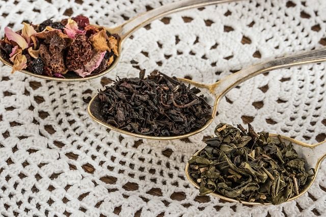 Rôzne druhy čajov na čajových lyžičkách