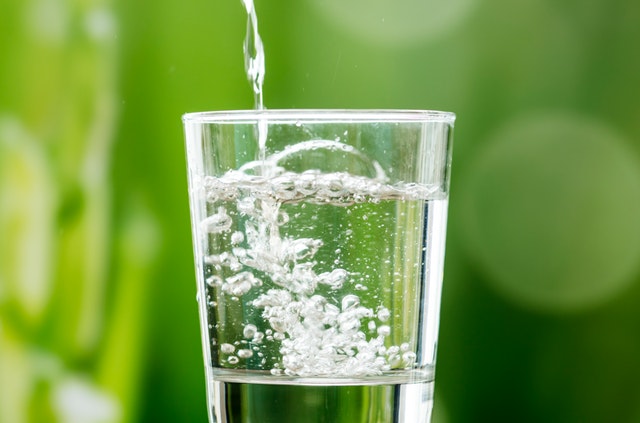 Čistá voda v pohári